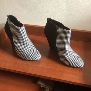 Houndstooth wedge booties
